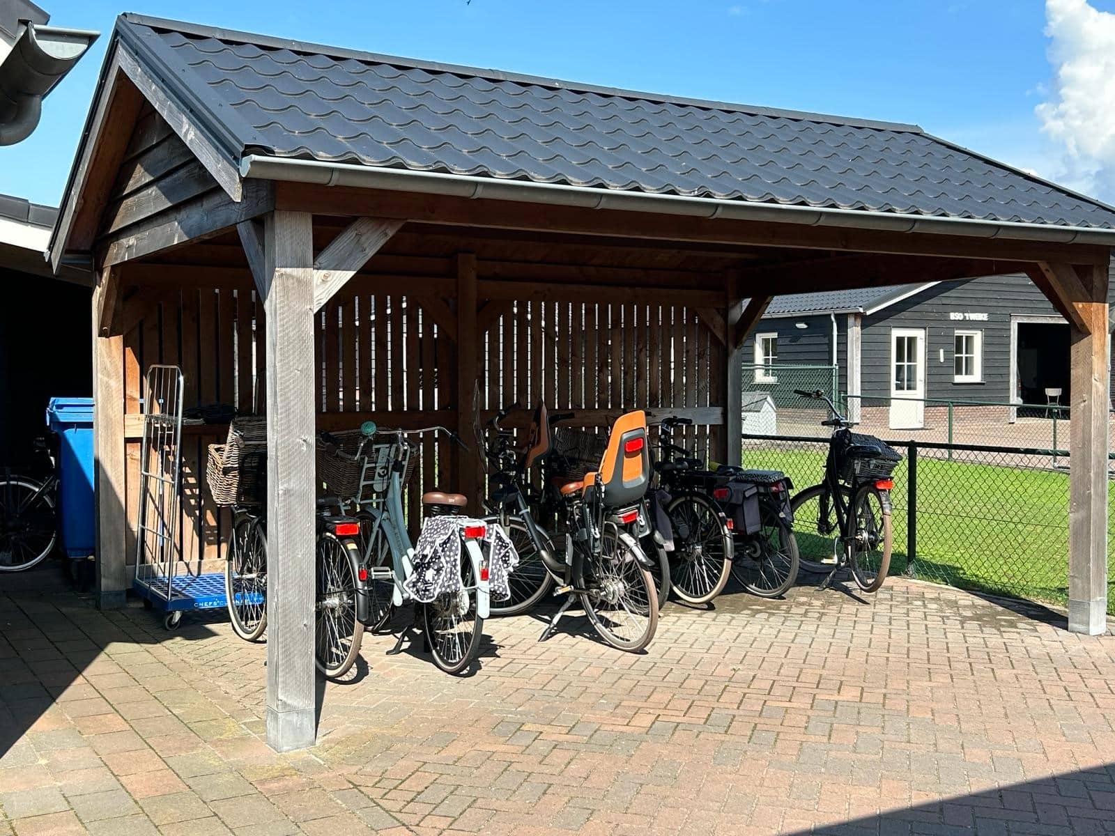 Uitgevoerd project door tuinhuiscentrum in Deurne, het is een fietsenberging waarvan het hout zwart is gebeitst de fietsberging heeft een puntdak met zwarte dakpannen